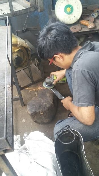 generasi_ke_13_pandai_besi_yang_masih_bertahan
