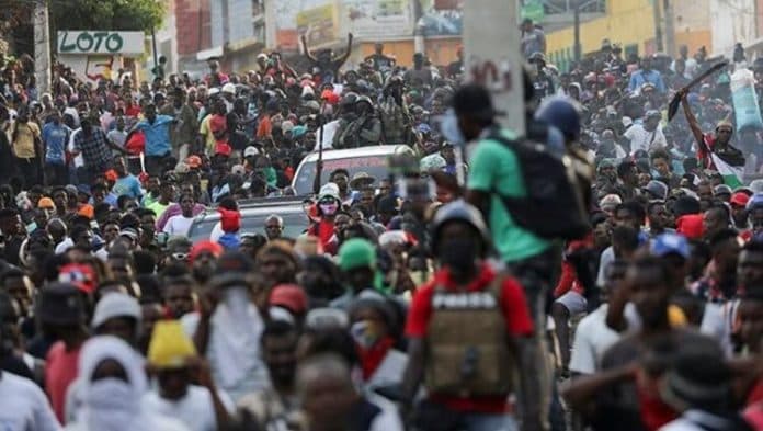 geng_bersenjata_kuasai_haiti_dan_7_wni_masih_bertahan