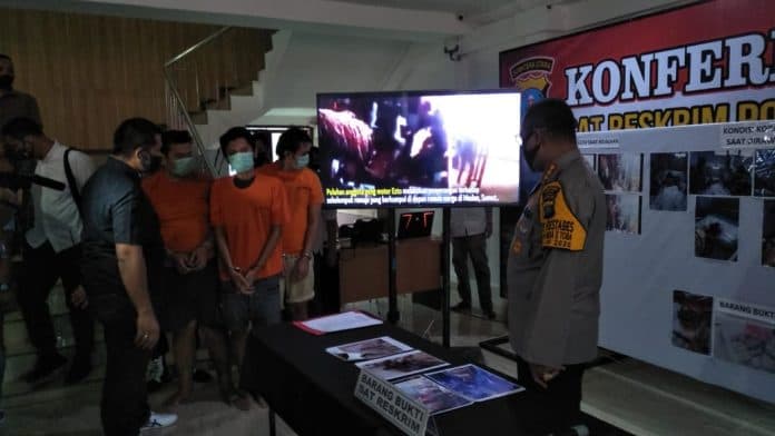 geng_motor_diringkus_polrestabes_medan_dihadiahi_bunga_papan