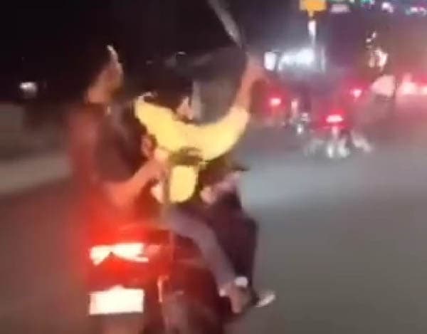 geng_motor_hilir_mudik_bawa_kelewang_di_tanjung_morawa_warga_ketakutan