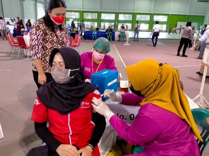 gerai_vaksin_pt_sttc_warga_senang_sebelumnya_beberapa_kali_ditolak