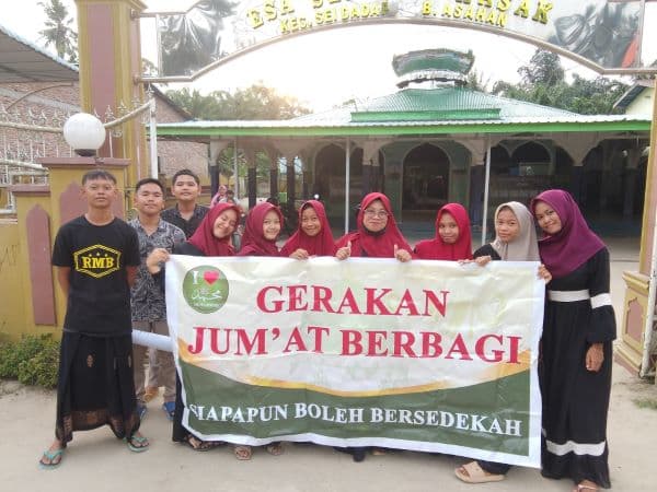 gerakan_jumat_berbagi_desa_sei_alim_hasak_bagikan_takjil_di_mesjid_al_huda