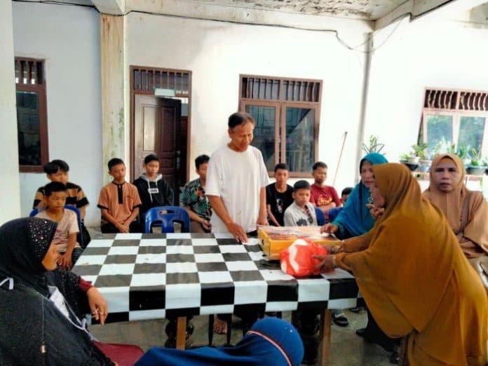 gerakan_spontan_ibu_ibu_di_siantar_berbagi_kurma_saat_bulan_ramadhan