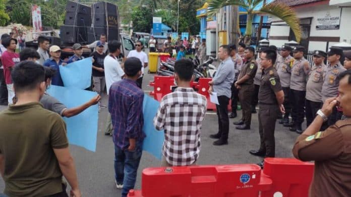 geram_demo_perindag_sibolga_desak_kejari_periksa_kadis