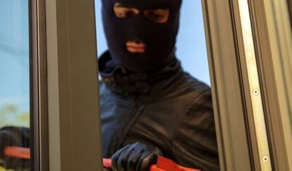 gerbang_rumah_dibobol_maling_satu_unit_sepeda_motor_di_kelurahan_kristen_raib