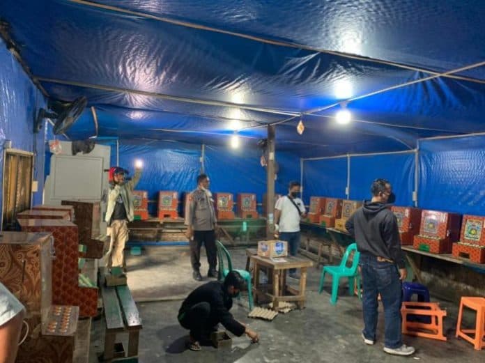 gerebek_sarang_judi_dan_narkoba_polsek_sunggal_sita_puluhan_mesin_jackpot_dan_bong