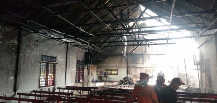 gereja_pentakosta_lau_mil_tigalingga_terbakar_saat_jemaat_beribadah