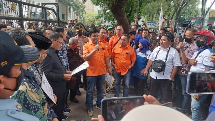 geruduk_dprd_sumut_elemen_organisasi_rakyat_tolak_kenaikan_harga_bbm