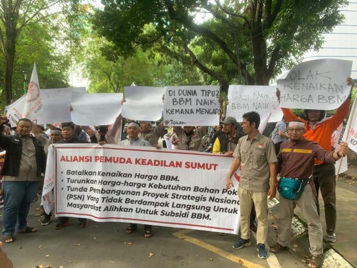 geruduk_dprd_sumut_ini_tuntutan_aliansi_pemuda_keadilan_sumut
