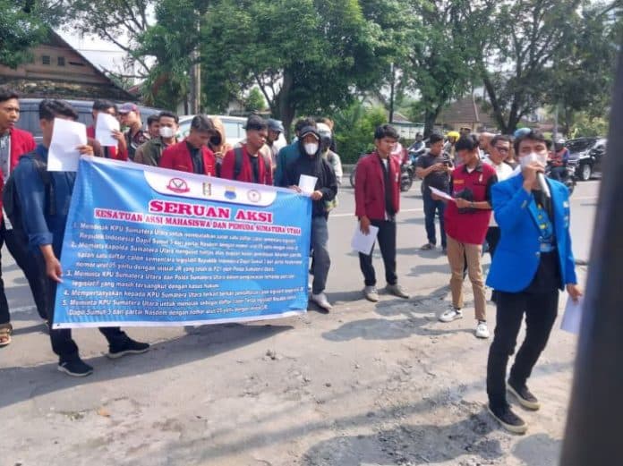 geruduk_kantor_kpu_sumut_massa_protes_pencalonan_mantan_bupati_simalungun