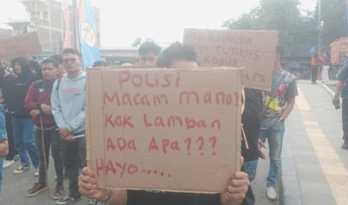 geruduk_polda_sumut_massa_rumah_wartawan_di_karo_dibakar_atau_terbakar
