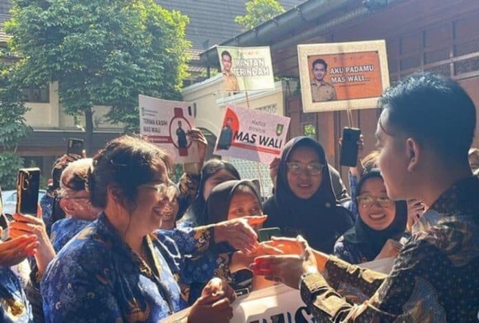 gibran_mundur_sebagai_wali_kota_solo_warga_datangi_kantor_dprd