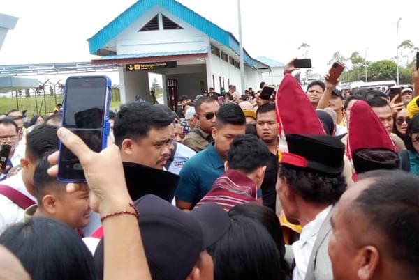 gibran_tidak_ada_jadwal_di_taput_warga_apa_tak_perlu_lagi_suara_kami