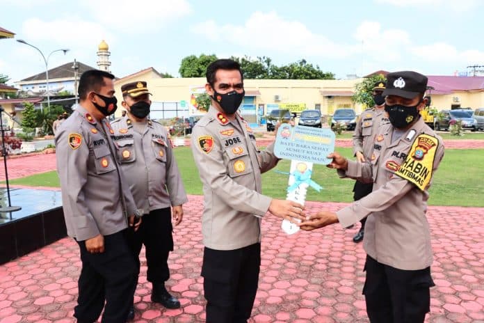 gigih_memobilisasi_masyarakat_untuk_divaksin_tim_vaksinasi_dapat_hadiah