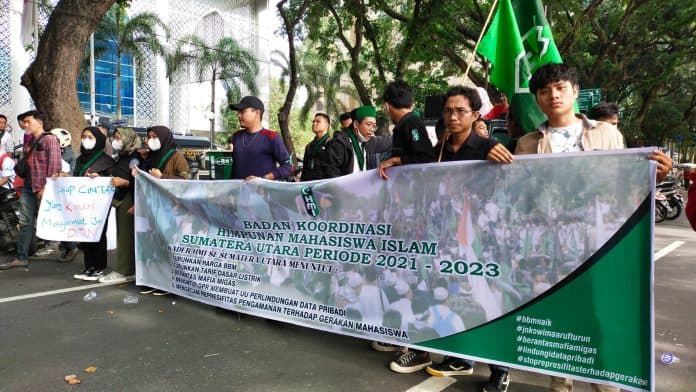giliran_massa_hmi_geruduk_dprd_sumut_sampaikan_lima_poin_tuntutan