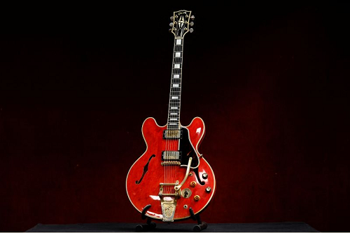 gitar_oasis_yang_hancur_saat_bubar_dilelang_rp59_miliar