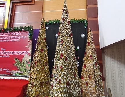 gmii_jemaat_bukit_sion_kreasikan_daun_nangka_jadi_pohon_natal