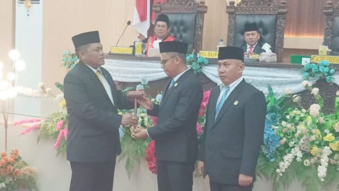 golkar_dan_hanura_kantongi_sk_pimpinan_dprd_labura