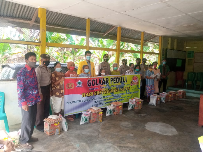 golkar_dan_polsek_parongil_beri_sembako_dan_tali_asih_bagi_warga