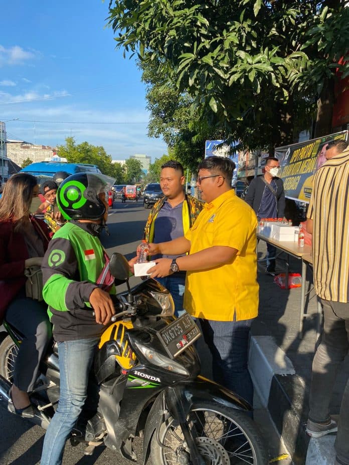golkar_medan_dan_pd_ampg_bagi_takjil_kepada_warga_selama_bulan_ramadhan