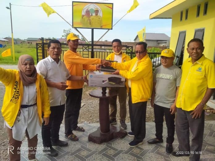 golkar_percut_sei_tuan_dapat_bantuan_laptop_dan_printer