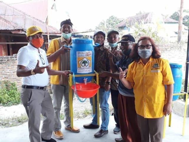 golkar_samosir_bagikan_ribuan_masker_dan_tct