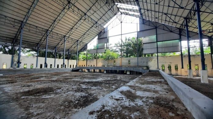 gor_kabupaten_simalungun_di_jalan_asahan_terlantar