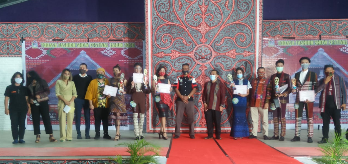 grand_final_tobasa_fashion_show_festival_kezia_hr_sinaga_asal_sidimpuan_raih_juara_1