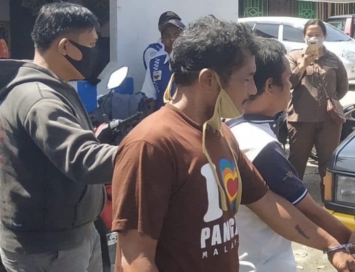 grogi_distop_di_pos_perbatasan_dua_calo_angkutan_ketahuan_buang_sabu