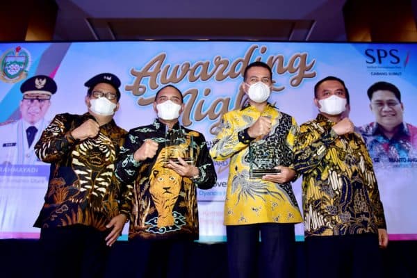 gubernur_dan_kapoldasu_dianugerahi_penghargaan_sahabat_pers