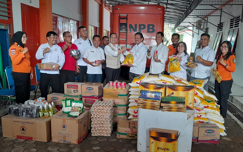 gubernur_sumut_beri_bantuan_sembako_untuk_korban_banjir_di_tebing_tinggi