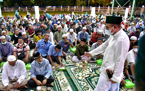 gubernur_sumut_buka_puasa_bersama_abang_becak_bilal_mayit_dan_penggali_kubur