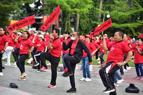 gubernur_sumut_dan_ratusan_warga_ikuti_senam_cinta_tanah_air