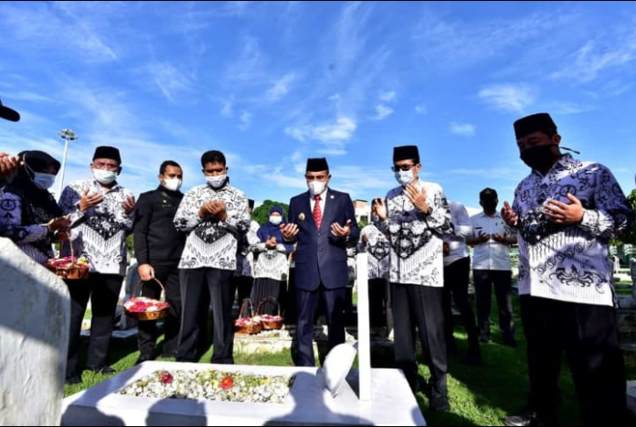 gubernur_sumut_peringati_hari_guru_di_makam_pahlawan