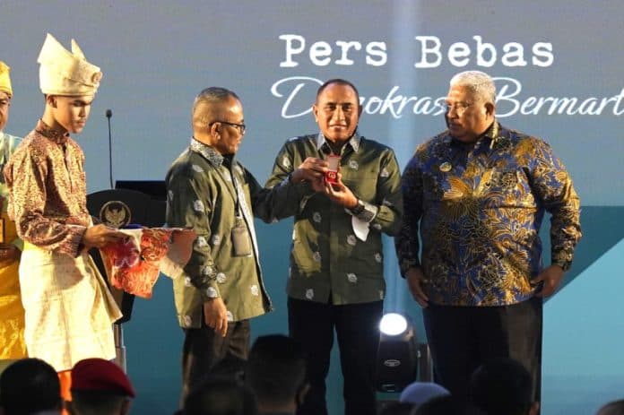 gubernur_sumut_sampaikan_ke_presiden_pers_tertua_di_indonesia_dari_sumatera_utara