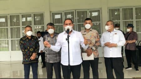 gubsu_bela_ketua_koni_meski_prestasi_sumut_melorot_di_pon_papua