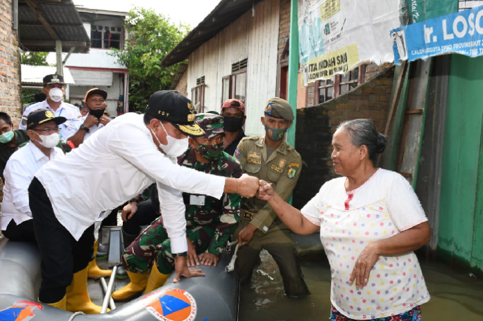 gubsu_salurkan_5000_paket_sembako_untuk_korban_bencana_sergai