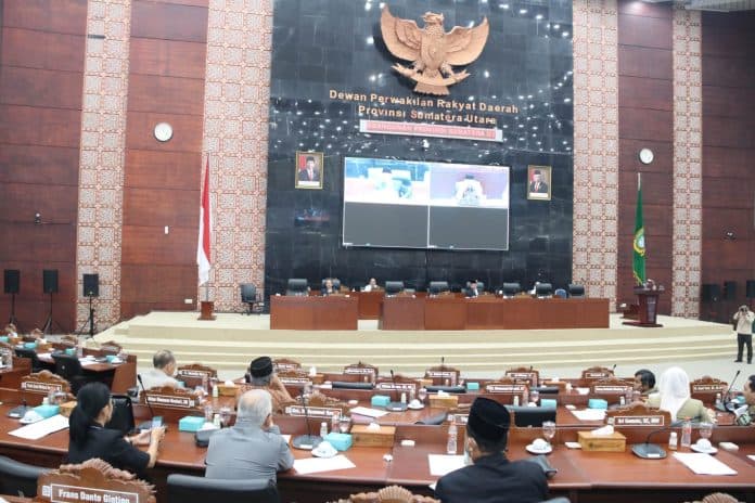 gubsu_sampaikan_nota_jawaban_pencabutan_empat_perda_di_rapat_paripurna_dprd_sumut