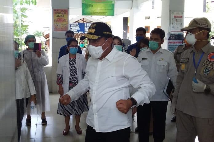 gubsu_serahkan_apd_dan_rapid_test_korona_ke_rsud_djasamen_saragih