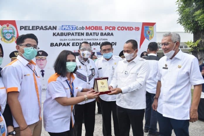gubsu_serahkan_mobil_pcr_kepada_pemkab_batu_bara