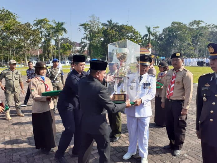 gubsu_serahkan_tunggul_bangun_purba_kecamatan_terbaik