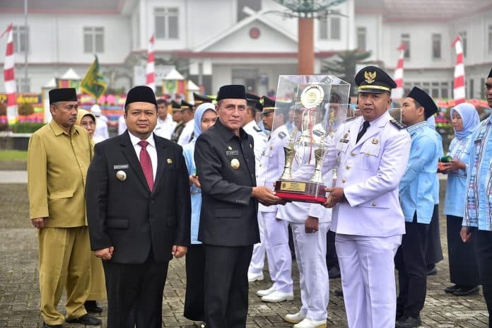gubsu_serahkan_tunggul_kecamatan_terbaik_se_sumut_ta_2022_di_sipirok