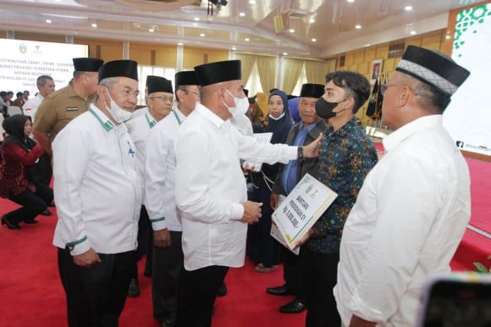 gubsu_serahkan_zakat_infak_dan_sedekah_bagi_mustahik