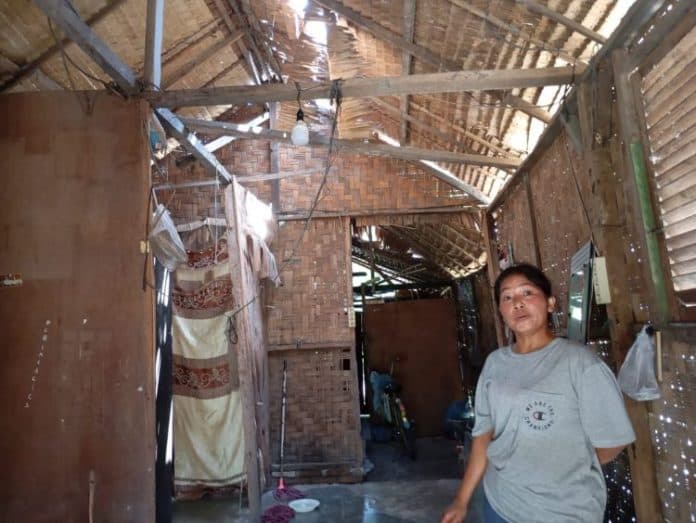 gubuk_reyot_milik_janda_sebatang_kara_di_pantai_labu_butuh_perbaikan