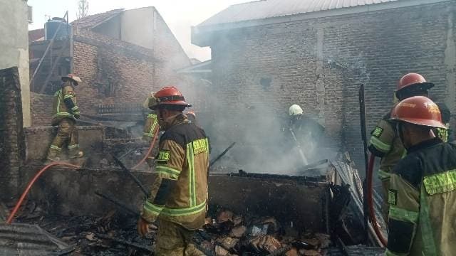 gudang_barang_bekas_di_medan_tuntungan_terbakar