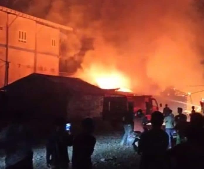 gudang_dan_tempat_penjemuran_ikan_di_gabion_belawan_musnah_terbakar