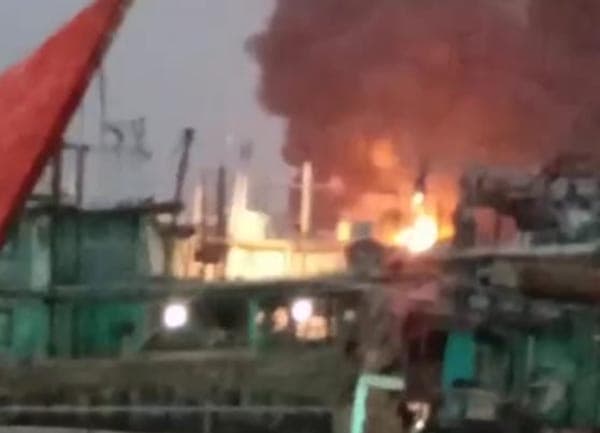 gudang_ikan_abadi_jaya_di_gabion_belawan_terbakar