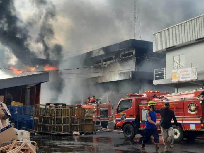 gudang_jne_di_depok_terbakar_barang_konsumen_siap_diganti_rugi