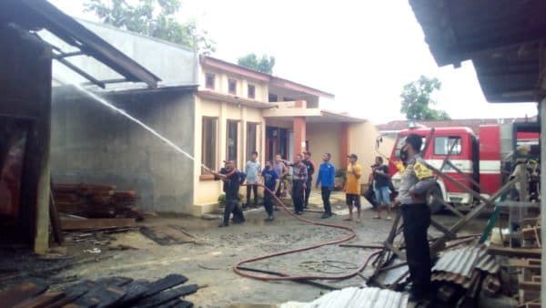 gudang_kayu_di_beringin_dilalap_si_jago_merah