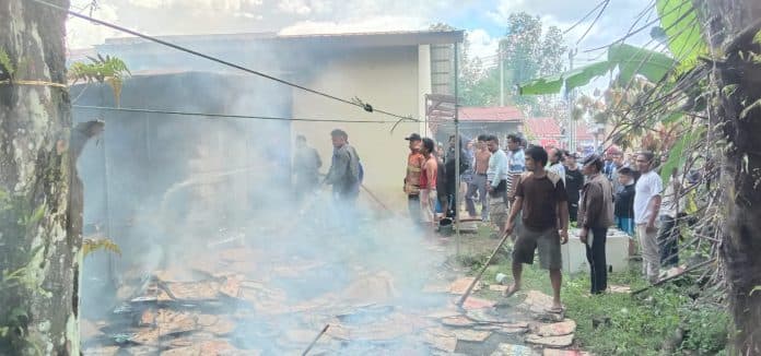 gudang_kelontong_milik_sutan_purba_terbakar_di_dairi